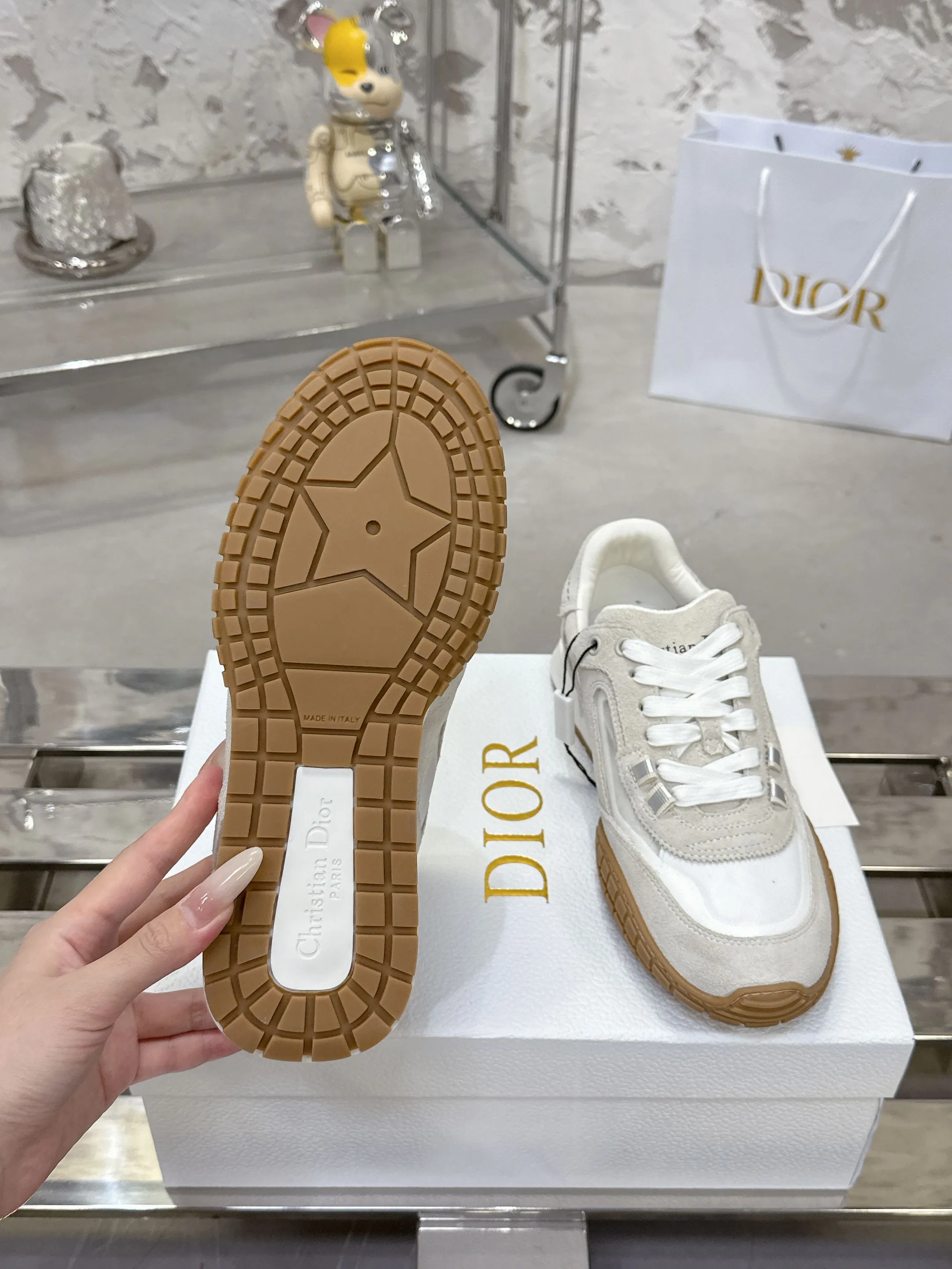Factory price 640💰 Top version! ! ! Dior Tech sneakers Dior Tech is newly launched, with exquisite color matching and autumn and winter atmosphere. This Dior Tech sneaker is a new product in the 2026 early spring ready-to-wear series. It is equipped with fashionable details and highlights the retro aesthetics. Made of calfskin and suede calfskin upper with transparent mesh side panels and ChristianDior Paris signature on the heel and tongue. A textured, tonal Dior signature sole adds couture style. Upper material: Textile, cowhide split leather, cowhide leather with Christian Dior Paris logo on the heel and tongue Textured Dior logo rubber sole embellished with Christian Dior's lucky star symbol! Size 35-46 (40 for women, 41 for men, 38.45.46, custom made and non-refundable)